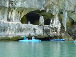 Golf von Phang Nag Seakayak  die Lagune einer Inseln im Phang Nga Nationalpark mit Kajaks und Höhlen (TH).